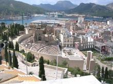 Vista elevada del teatro frente al puerto